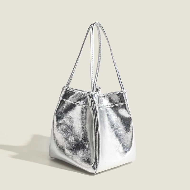 sac seau argenté pour femmes, nouveau sac de boîte à déjeuner simple et à la mode, petit sac à main à texture de niche de style occidental, 2024