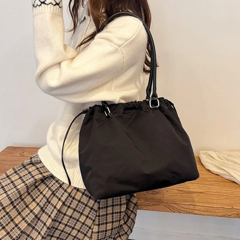 sac cartable à la mode pour femmes avec pompon en cuir pu, sac à bandoulière pour le travail et le bureau, printemps 2025
