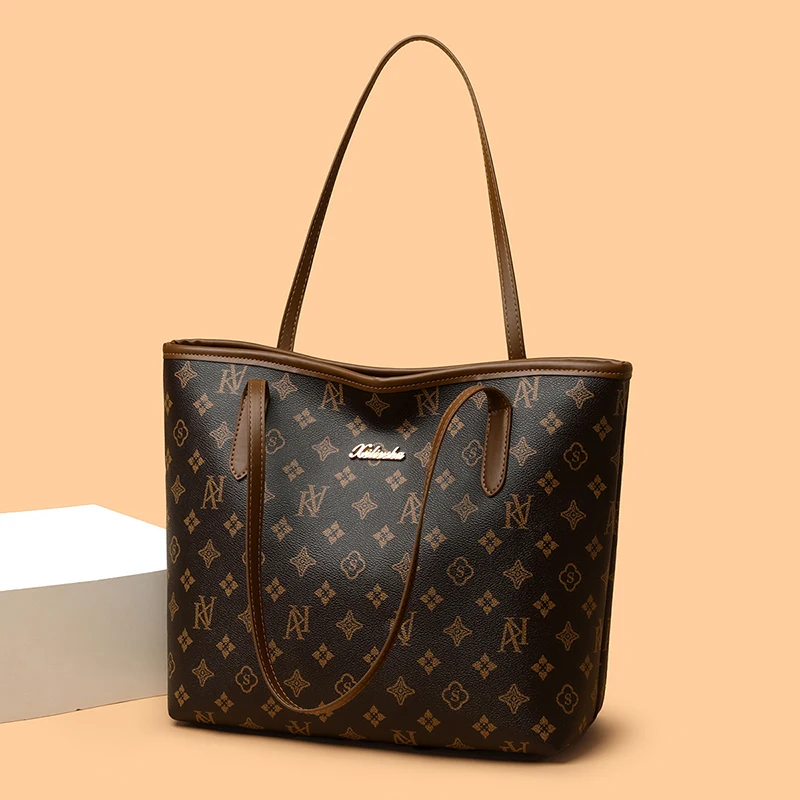 un sac fourre tout de grande capacité avec un logo en métal à l'ancienne. conception classique à motif ancien, schéma de couleurs marron foncé avec une sensation vintage et élégante, embellissements exquis de logo de marque en métal, doubles poignées en cuir. grande capacité, adaptée aux déplacements quotidiens et au shopping, un sac résout les besoins du stockage de voyage, élégante et polyvalente, présentation de la qualité.