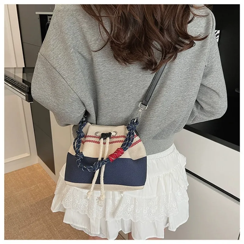 sacs seau en toile, sac à main seau pour femmes, nouvelle mode rétro d'été pour loisirs, sac à bandoulière asymétrique épaule dénudée