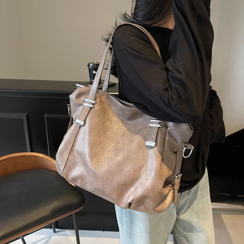 nouveau sac pour femmes à la mode, sac fourre tout rétro simple, sac à bandoulière de voyage courte distance, sac à main de style européen et américain, sac à bandoulière de banlieue de grande capacité
