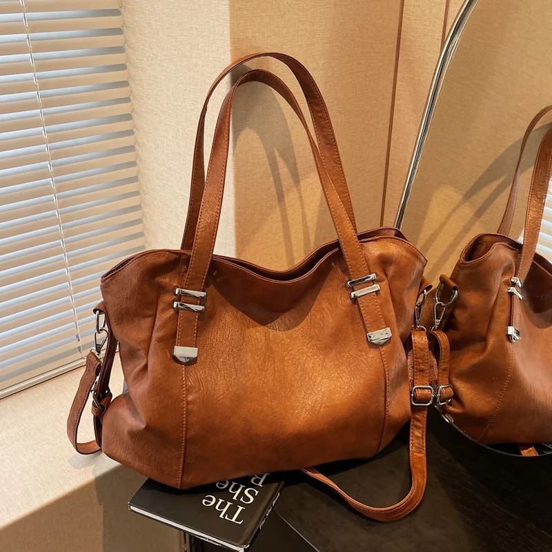Nouveau sac pour femmes à la mode, sac fourre-tout rétro simple, sac à bandoulière de voyage courte distance, sac à main de style européen et américain, sac à bandoulière de banlieue de grande capacité