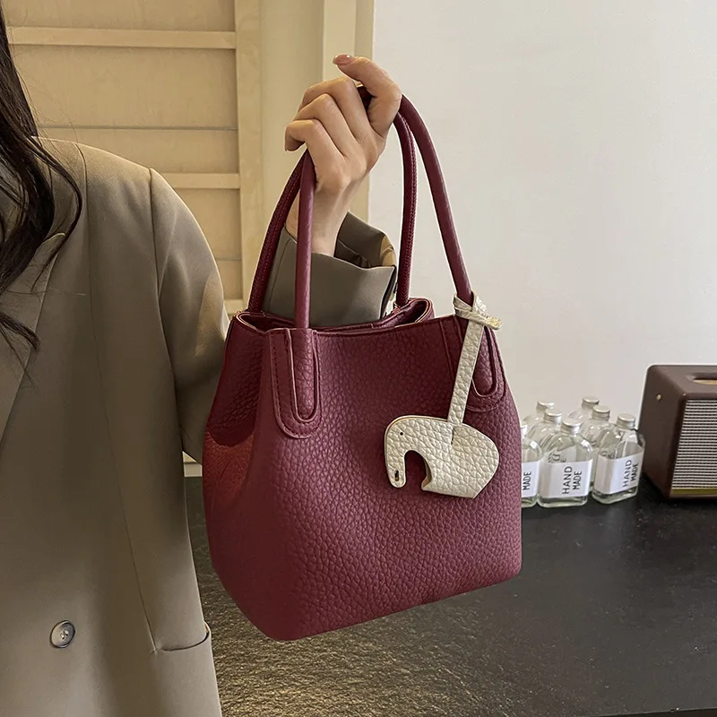 le petit sac élégant est un sac à bandoulière polyvalent pour les femmes et un sac seau à main super populaire