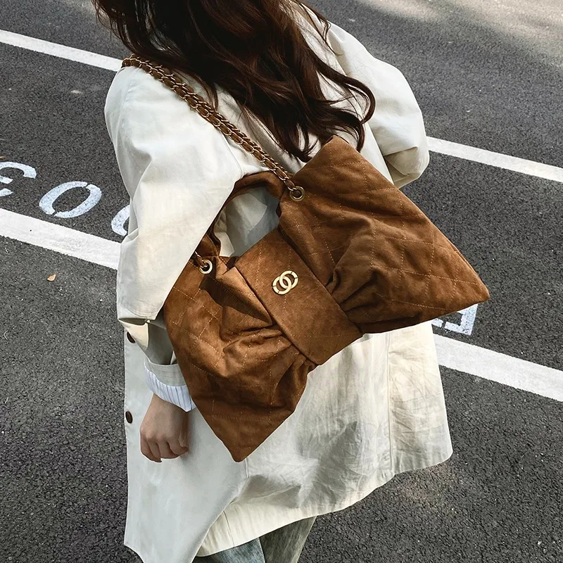 sac à bandoulière matelassé en velours pour femmes, sac à bandoulière élégant avec accent d'arc sous les bras, sac à bandoulière en fourrure douce, sac à main chic d'hiver