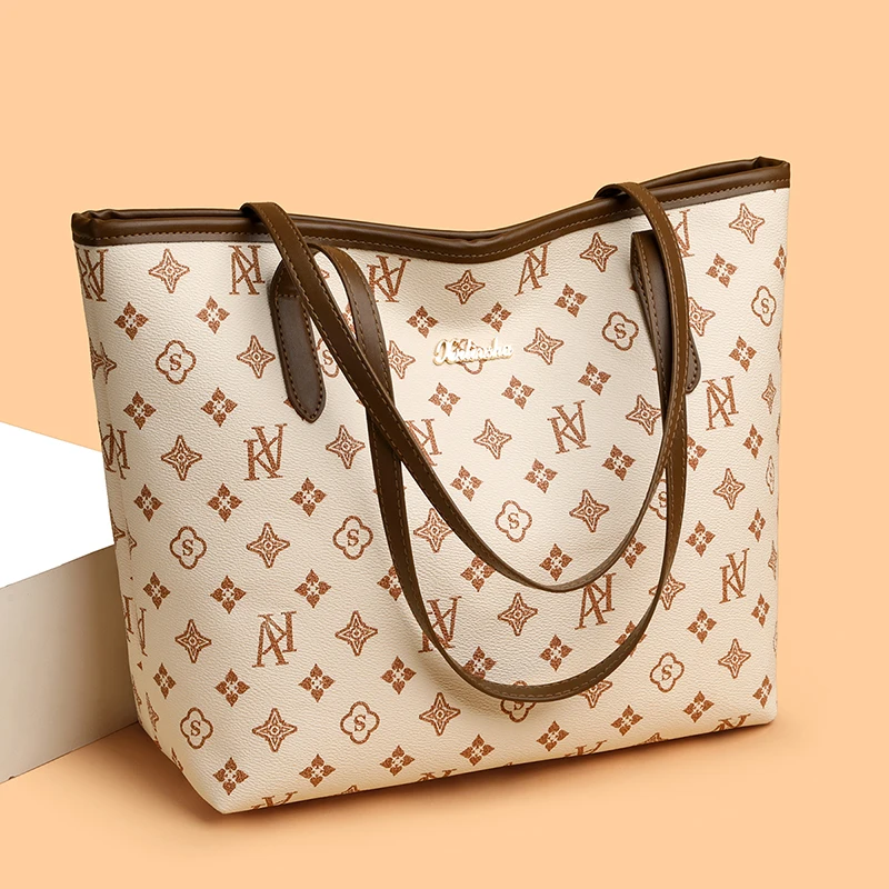 un sac fourre tout de grande capacité avec un logo en métal à l'ancienne. conception classique à motif ancien, schéma de couleurs marron foncé avec une sensation vintage et élégante, embellissements exquis de logo de marque en métal, doubles poignées en cuir. grande capacité, adaptée aux déplacements quotidiens et au shopping, un sac résout les besoins du stockage de voyage, élégante et polyvalente, présentation de la qualité.