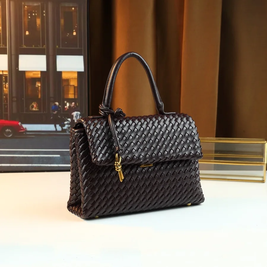 Conception de niche de luxe, sac pour femme tissé à la main, sac de transport simple et atmosphérique, sac à main décontracté et polyvalent de grande capacité