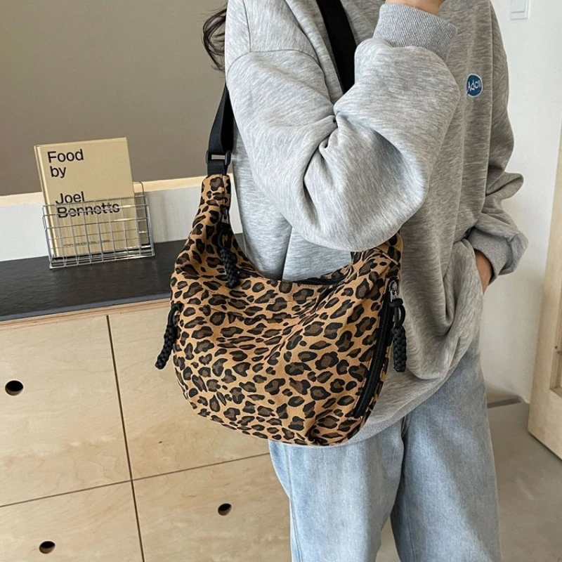 sac à bandoulière imprimé léopard populaire hobo femme sac à bandoulière en nylon léger à la mode guangzhou sac de haute qualité