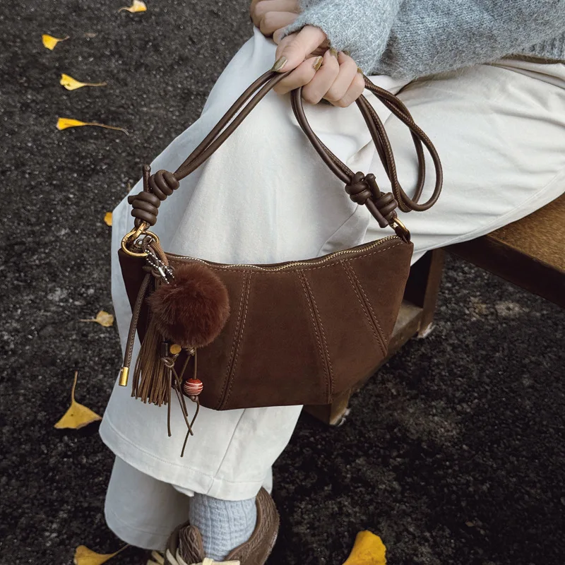 2025 nouveau sac croissant mat moka pour femmes, sac à main à bandoulière hobo vintage, sac à bandoulière marron doux, texturé et polyvalent 
