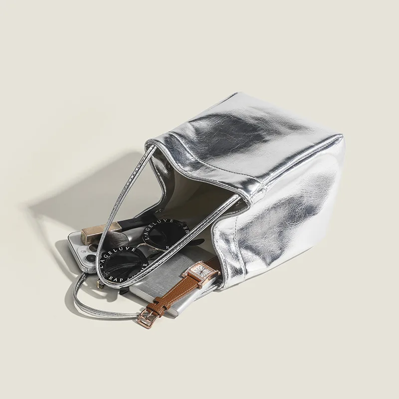sac seau argenté pour femmes, nouveau sac de boîte à déjeuner simple et à la mode, petit sac à main à texture de niche de style occidental, 2024