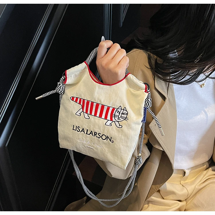 Sac en toile brodé pour femme ; sac à bandoulière simple léger pour le printemps et l'été ; sac à main bandoulière.