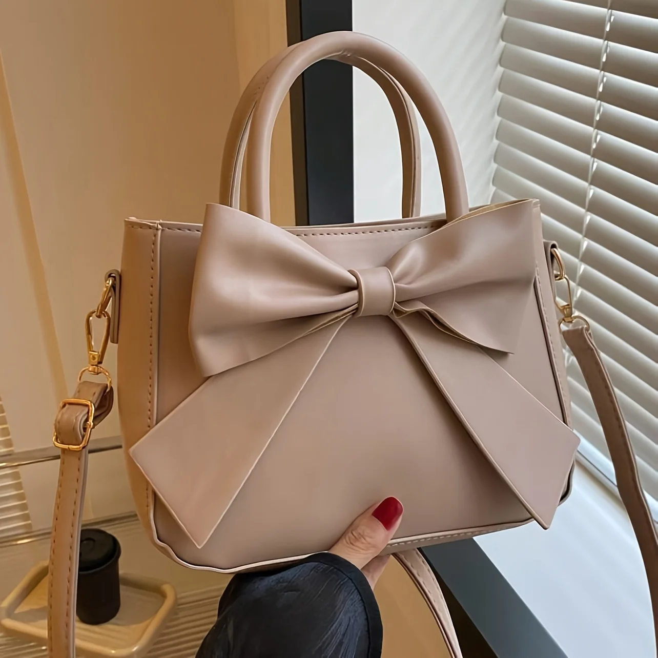 Sac à main élégant à nœud noir avec quincaillerie dorée, sangle amovible. Polyvalent pour un usage quotidien et les événements formels. Mode indispensable! Boutique maintenant!