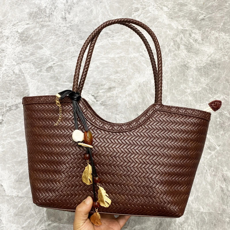 sacs fourre-tout vintage pour femmes sacs à main de concepteur de luxe et sacs à main 2025 nouveau dans une imitation pu tressage en pente supérieure handle décoration de fleur en métal avec sac d'épaule sous-armature