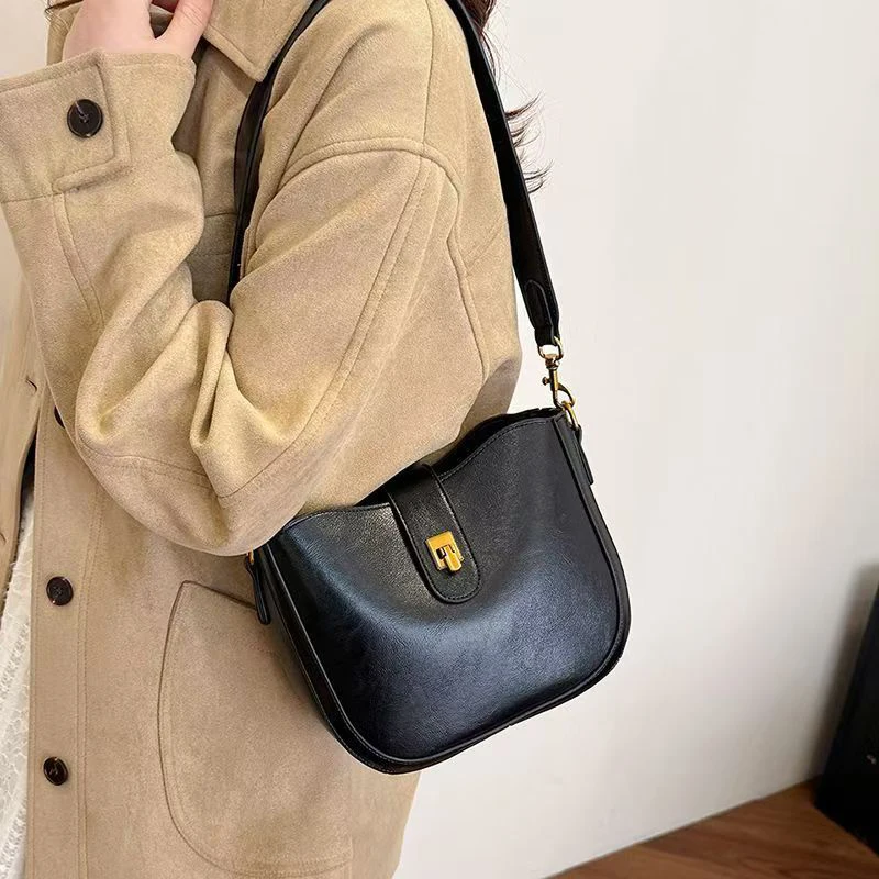 sac de selle en cuir souple pour femmes, sac à bandoulière rétro mode nouvelle coque, sac seau polyvalent pour les déplacements
