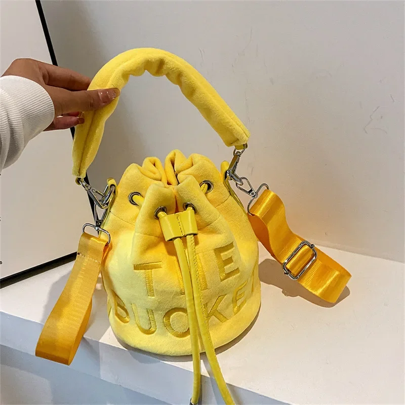 sacs seau en peluche pour femmes, sac à main de luxe de styliste, mode lettre imprimée, haute qualité, mignon, sac à bandoulière, nouvelle collection 2025