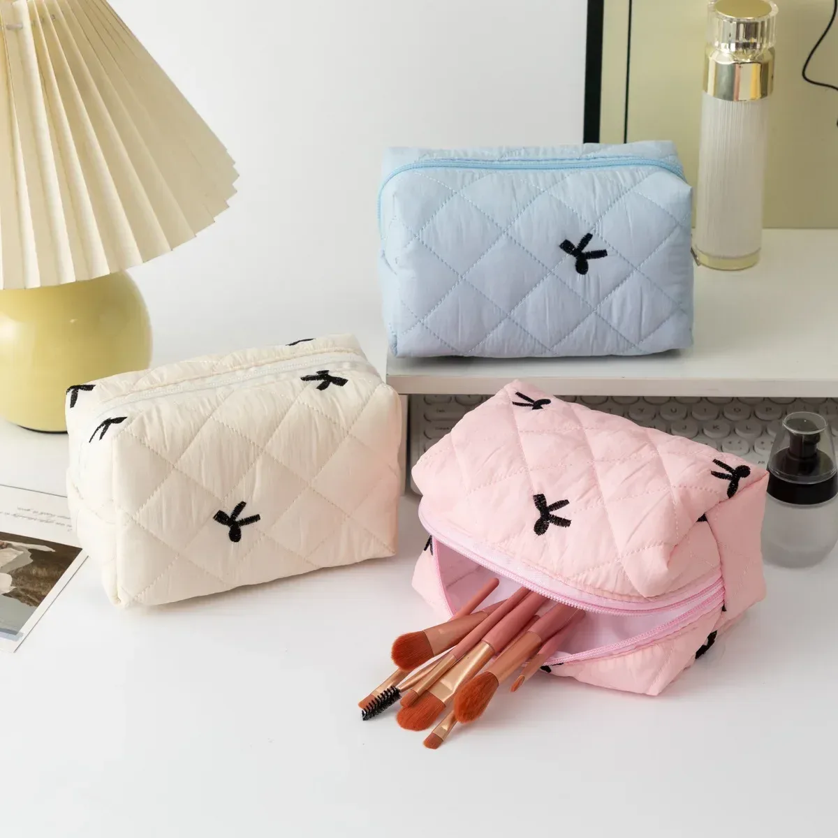 trousse de maquillage brodée avec nœud pour femmes, sac de rangement de voyage de grande capacité pour cosmétiques et articles de toilette