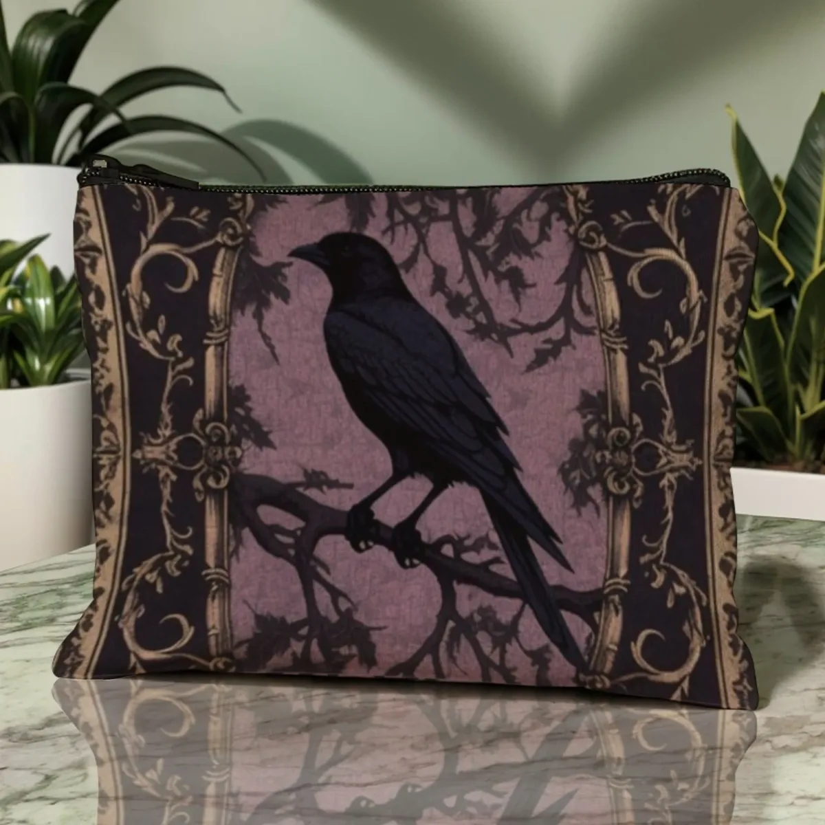 pochette cosmétique gothique d'halloween exquise, corbeau noir mystérieux dans un cadre baroque, accessoire de mode léger et durable