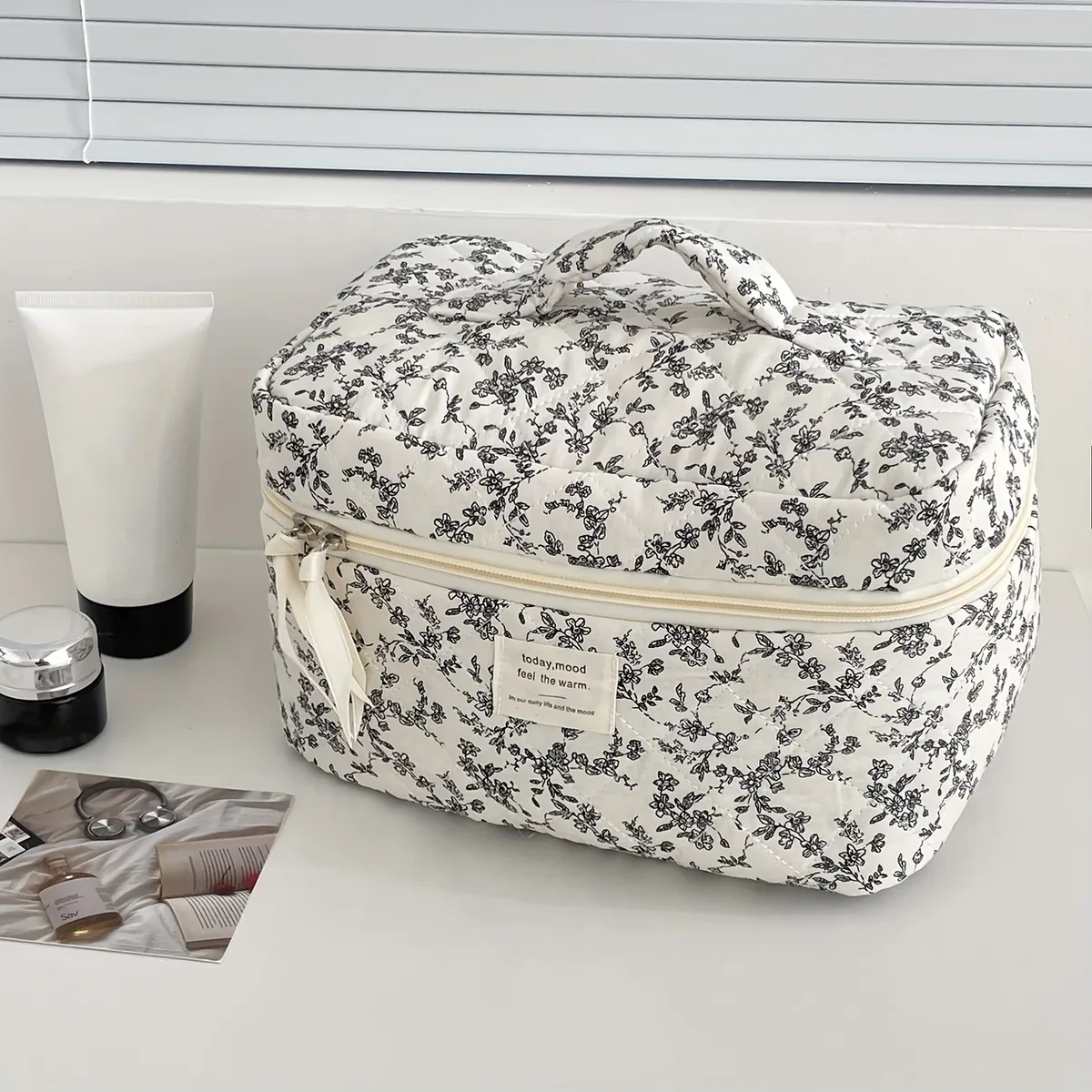 trousse cosmétique tissu coton fleur noire blanc voyage petite pochette carrée fermeture glissière étiquette mood durabilité