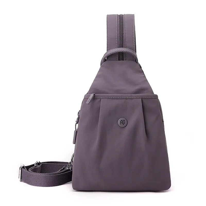 sac dos nylon gris pastel imperméable compartiment intérieur bandoulière arquée poche limon trapézoïdale voyage femme