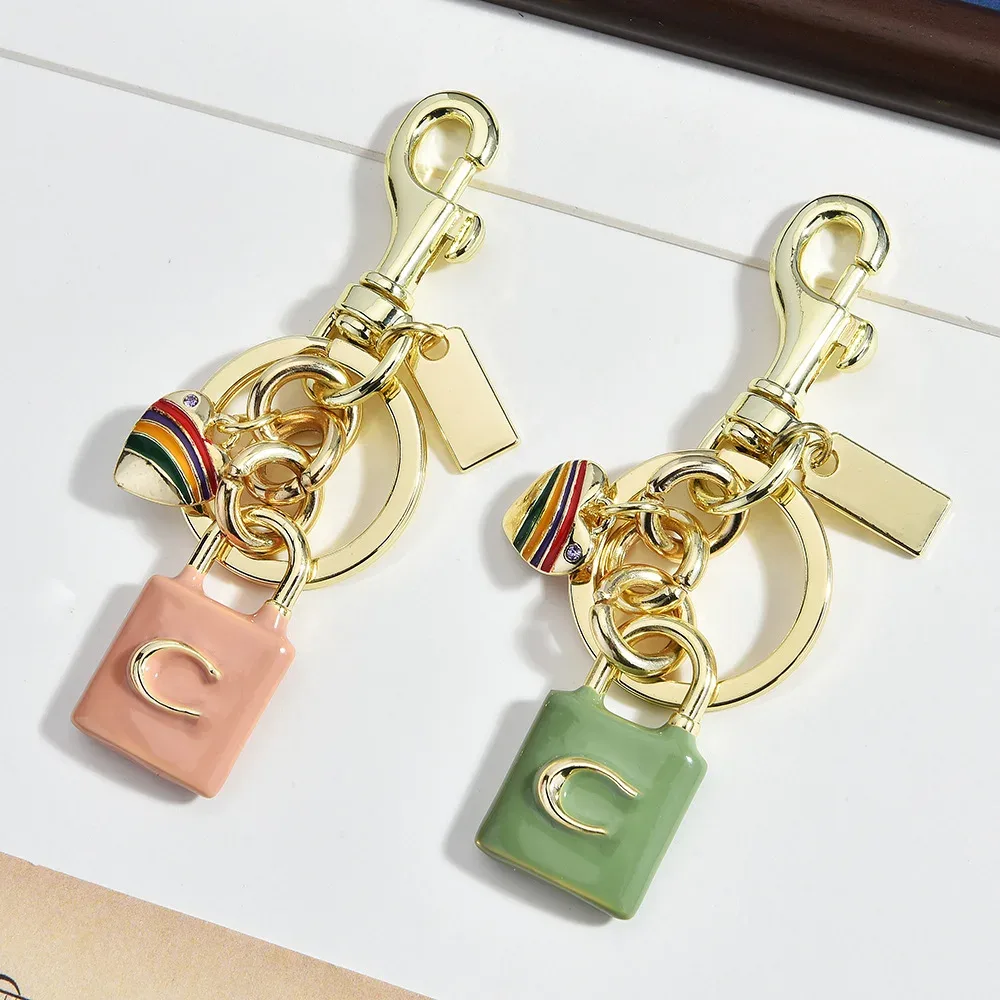 porte-clés cadenas lettre c cœur arc-en-ciel vert sauge doré, breloque de sac personnalisable, pendentif de luxe pour sac à main femme