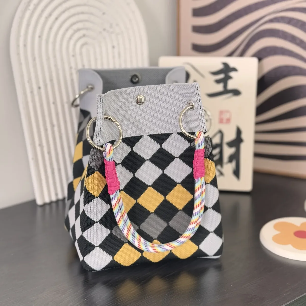 mini sac fourre-tout géométrique pour femme, noir et ivoire, sac à main graphique avec poignée anneau, sac compact pour tenues de style coréen