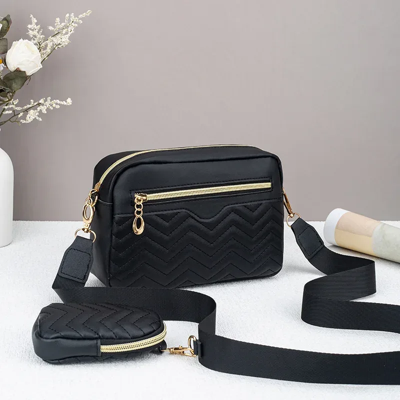 Sac à bandoulière à motif matelassé pour femme, sac à bandoulière simple minimaliste décontracté avec mini argent suspendu