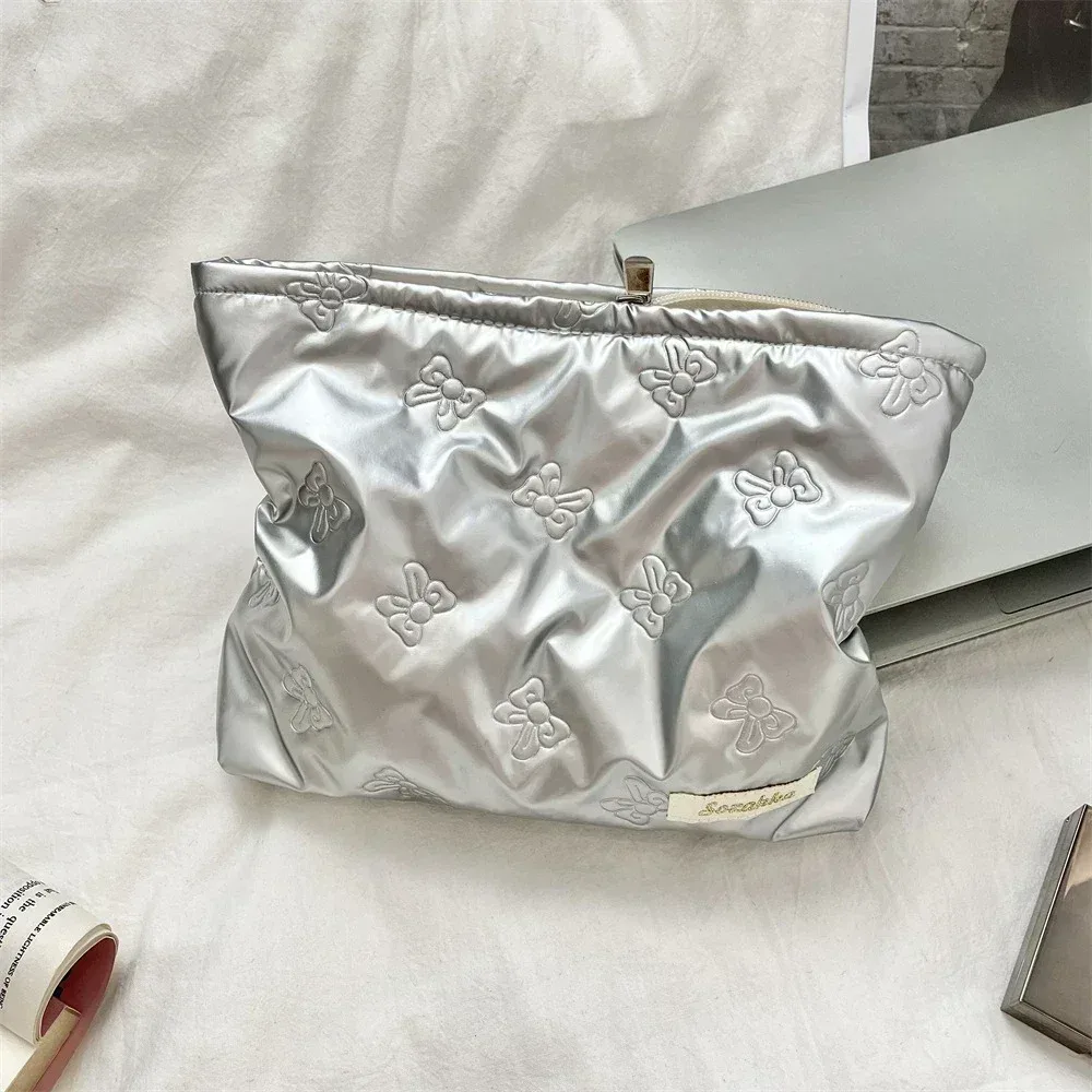 trousse toilette cosmétique matière unité centrale motif solide couleur argent format rectangulaire oreiller poche glissière usage voyage femmes