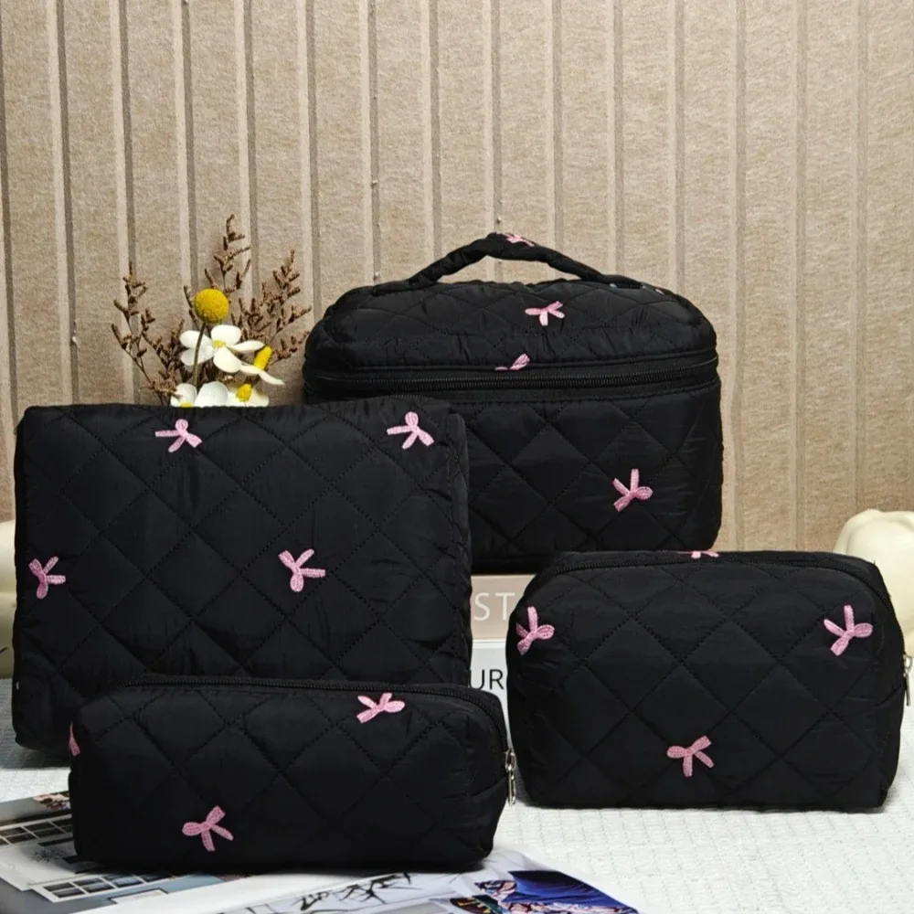 sac de rangement pour femmes, trousse de maquillage portable noire, grande capacité, nœud rose, pochette cosmétique matelassée, sac à main pour dames, articles de toilette de voyage, 2025