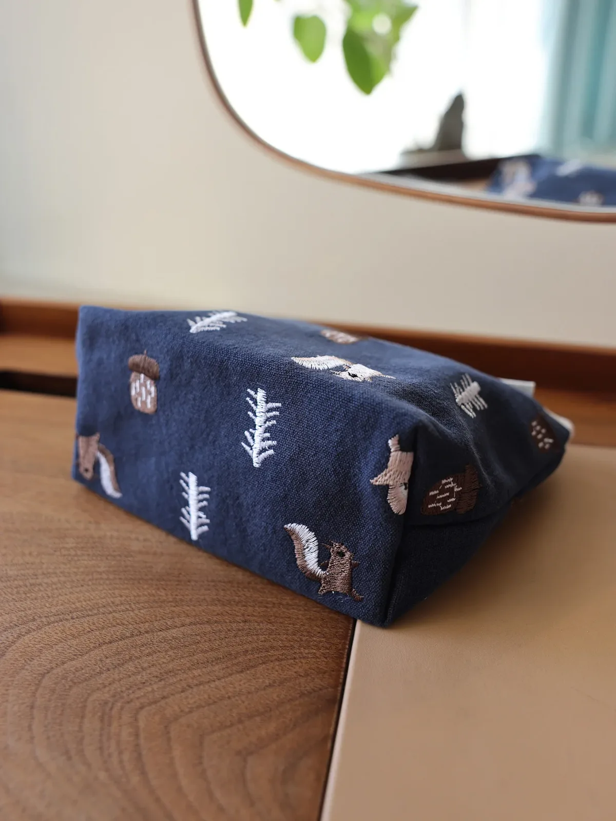 pochette de maquillage brodée en forme d'écureuil pour femmes, utilisation quotidienne, sac de rangement portable de voyage, doublure intérieure mignonne et tendance