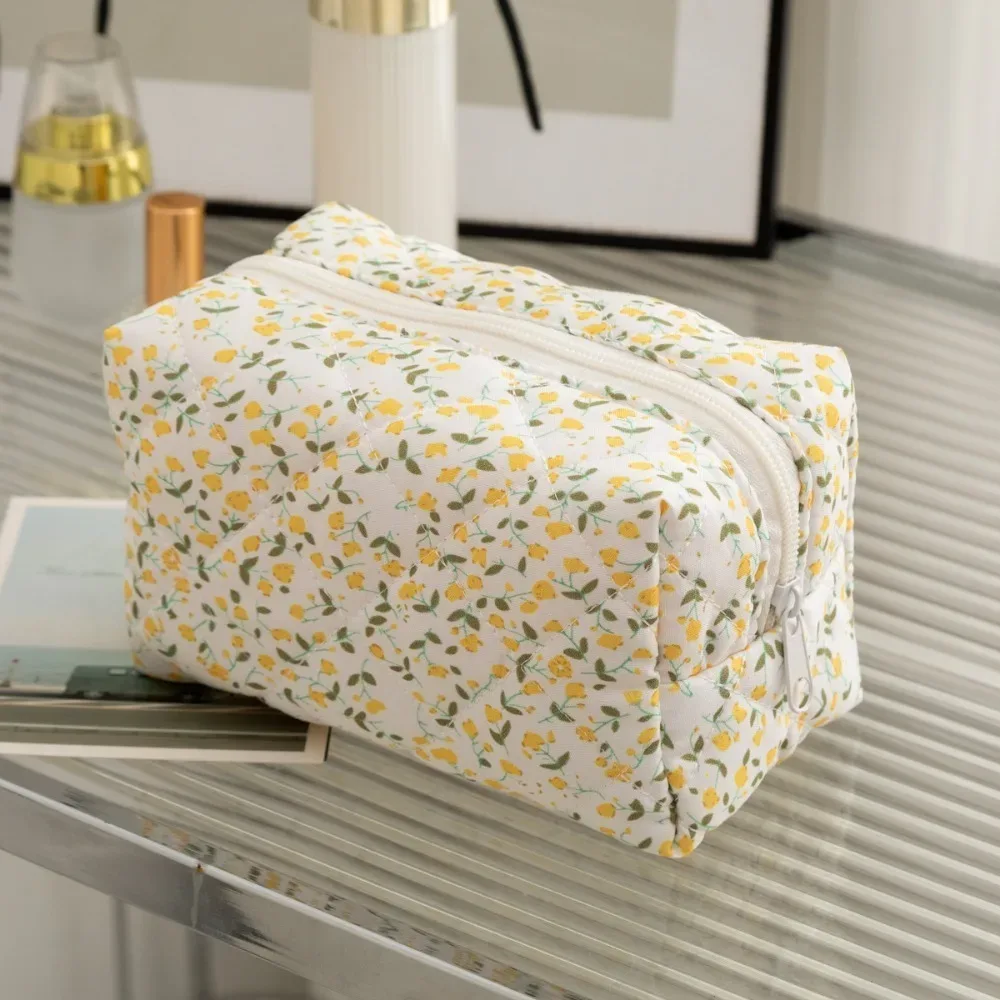 trousse de maquillage portable en coton matelassé à fleurs, sac à main de toilette multifonctionnel de grande capacité, porte-monnaie léger pour femmes