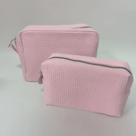 trousse de toilette personnalisée en tissu gaufré : pochette de toilette monogrammée | organisateur de voyage avec nom brodé | cadeau pour une future mariée