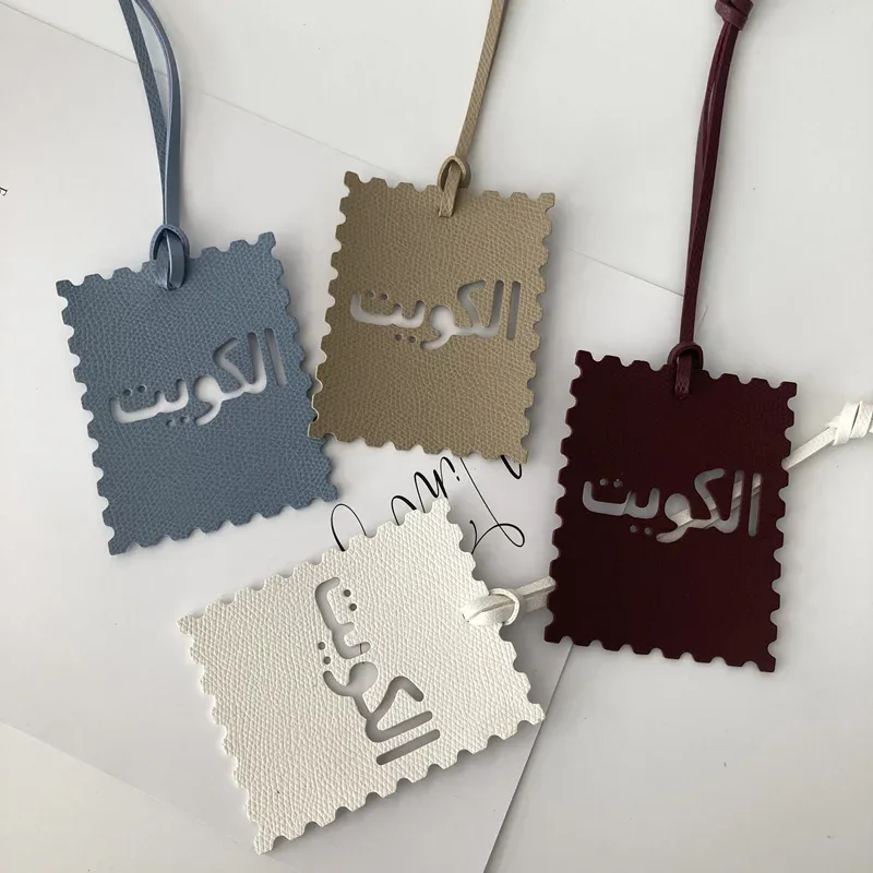 étiquette bagage imitation cuir motif dentelé couleur multiple texte arabes voyage identité valises nom adresse