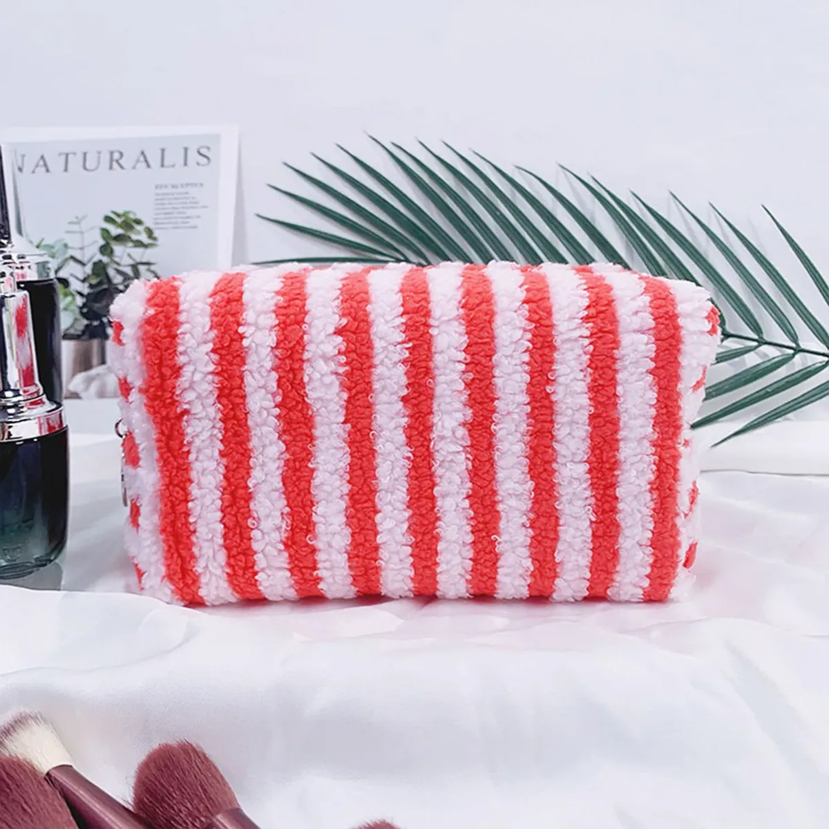 pochette de maquillage personnalisée brodée en seersucker, grande pochette cosmétique rayée matelassée, organiseur de toilette de voyage, cadeau de mariage pour demoiselle d'honneur
