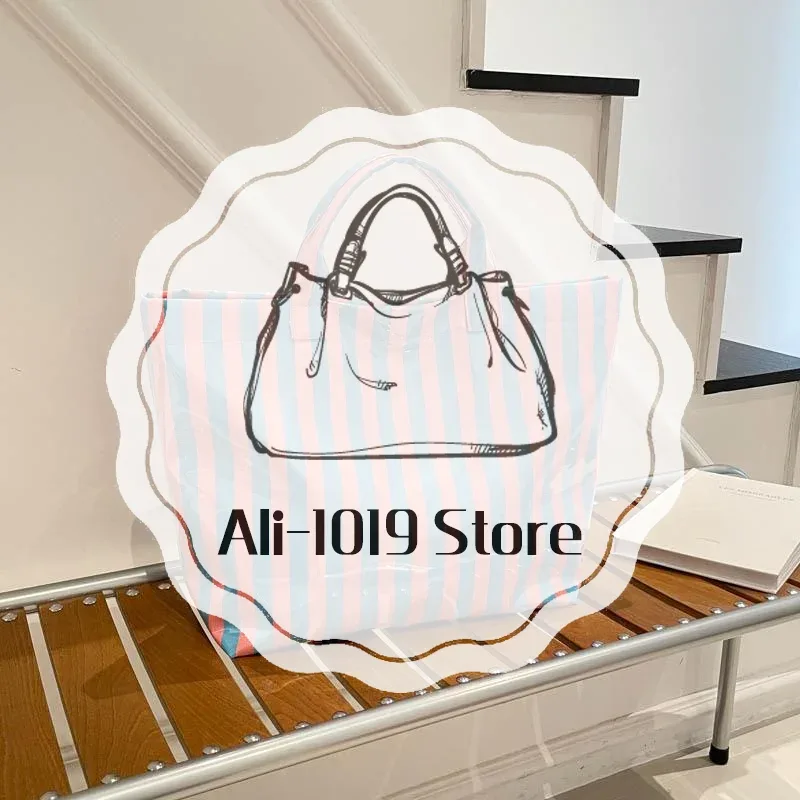 ce sac fourre-tout en pvc résistant à l'eau présente un motif rayé rose et bleu, une grande capacité et convient pour faire du shopping à la plage.