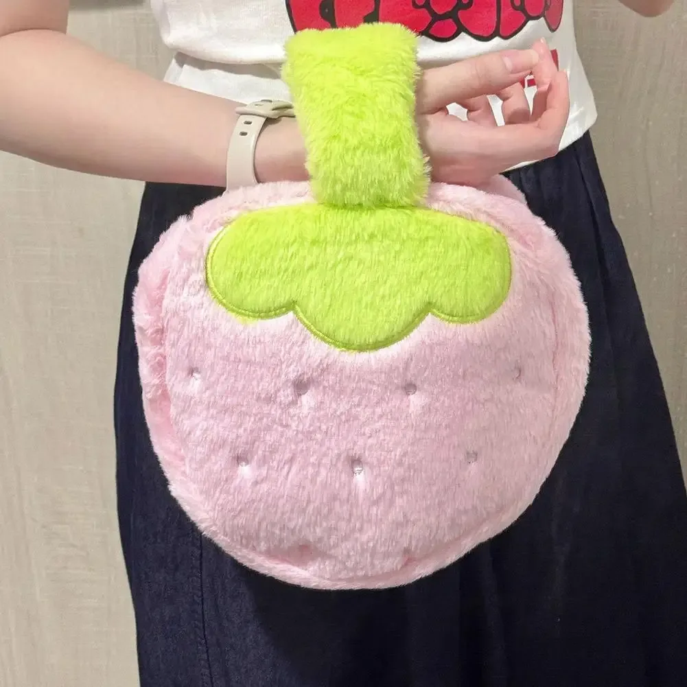 trousse de toilette en peluche fraise pour femme, grande capacité, mignonne, pour maquillage et voyage, pochette organisateur de soins de la peau portable, douce