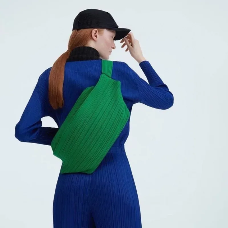 Sac bandoulière Miyake japonais décontracté et sportif, plissé, style Gyoza, pour hommes et femmes, avec grande capacité et fermeture éclair simple -- Sans étiquette