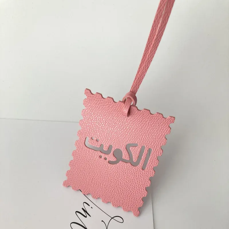 étiquette bagage imitation cuir motif dentelé couleur multiple texte arabes voyage identité valises nom adresse
