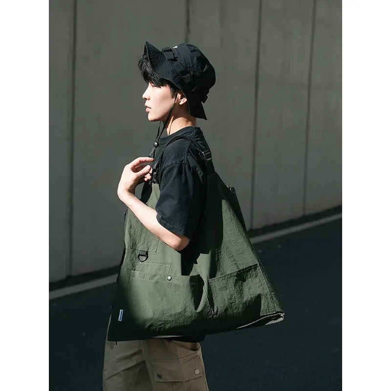 sac dos nylon jaune vert rose poches ouvertes bandoulière arquée fermeture éclair capacité inferieure deuxize litres usage voyage décontracté jacquard