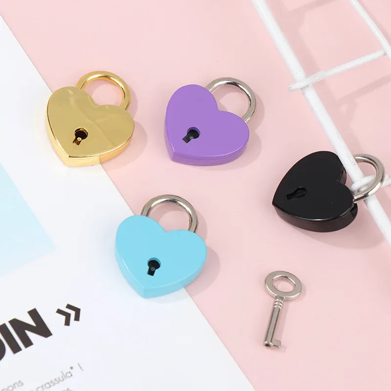 cadenas forme coeur serrure clé verrouiller nylon couleur rose violet bleu rouge or argent format petit usage voyage sécurité bagages identité