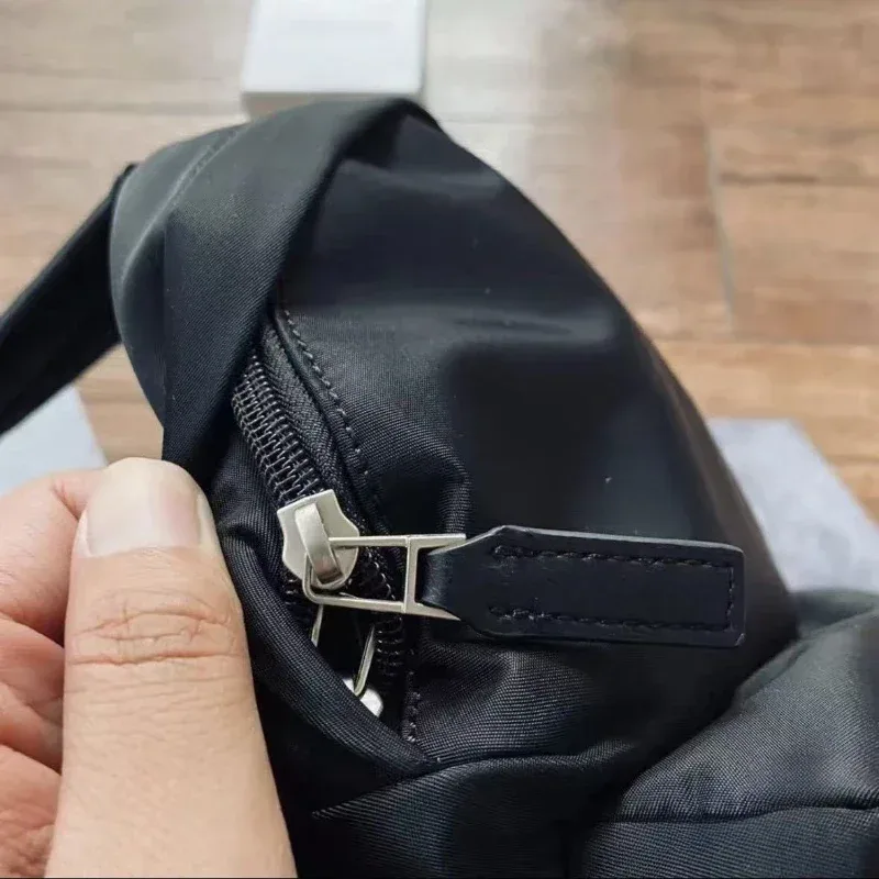 sac dos nylon lettre logo doublure nylon intérieur zippé style décontracté capacité inférieure 20 litres usage voyage sport