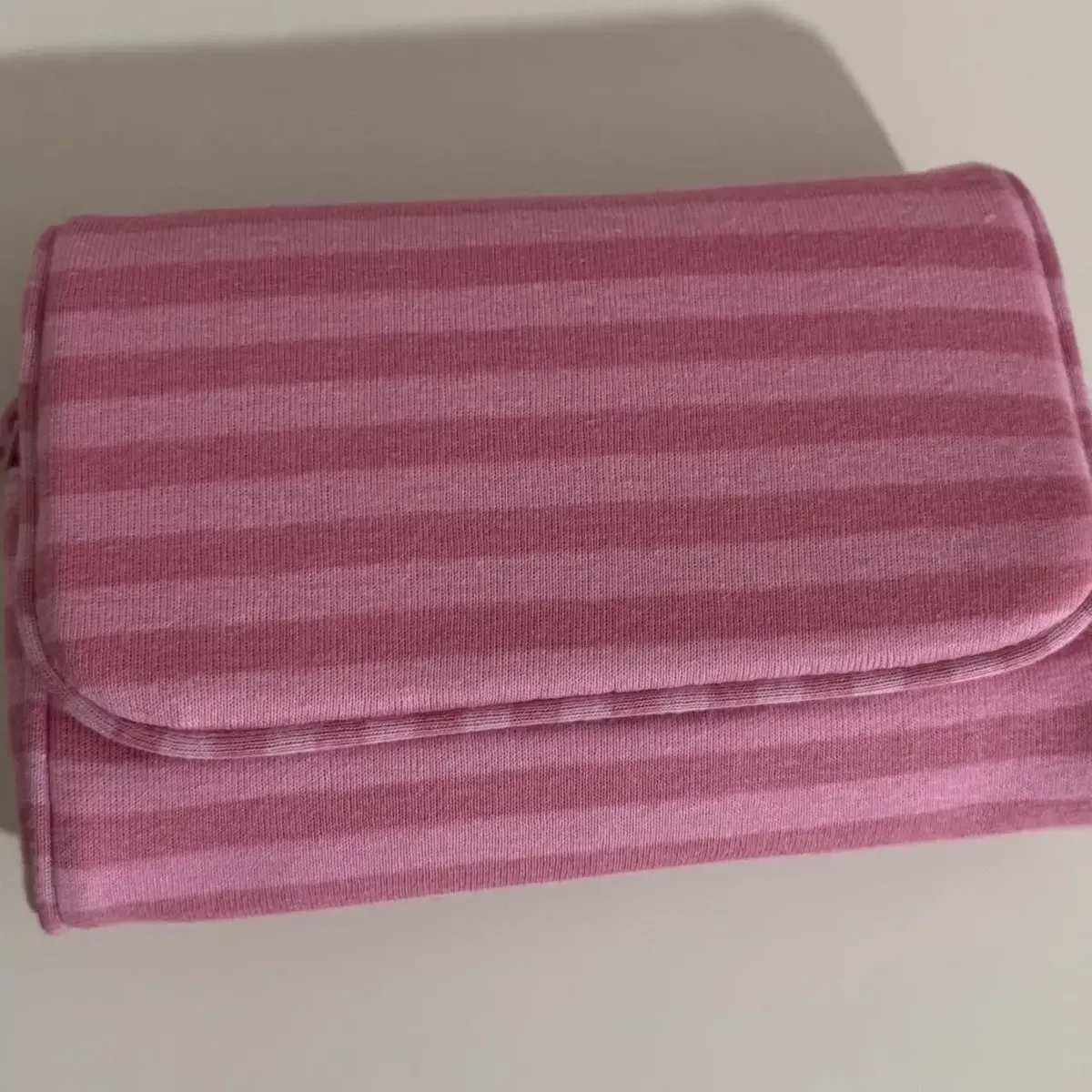 trousse de maquillage rose rayée à rabat pour femme, sac de voyage cosmétique portable avec fermeture éclair, organisateur de voyage pour filles, mignon et adorable, avec miroir, pochette de toilette