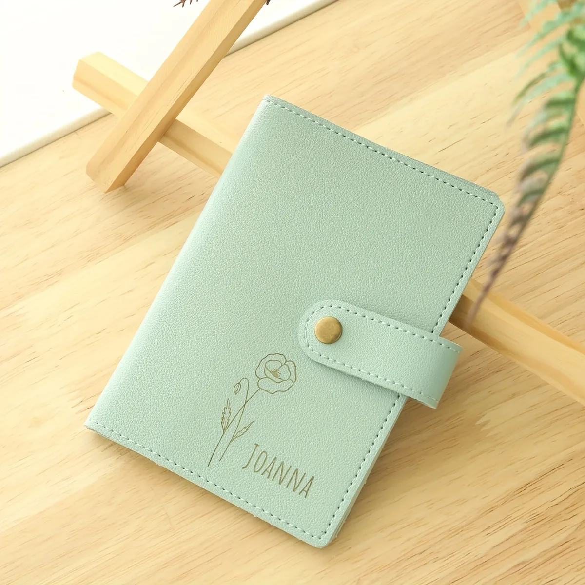 porte-passeport personnalisé en cuir synthétique avec fleur de naissance - nom et motif floral personnalisés, léger et pliable