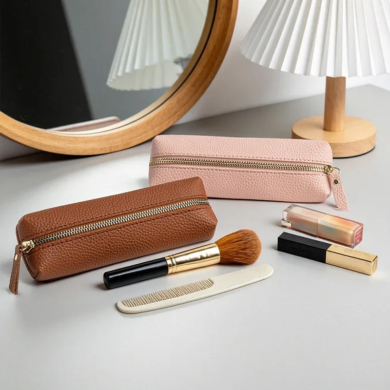 trousse de toilette de voyage de luxe en cuir pu avec gravure personnalisée, petite trousse de maquillage tendance à fermeture éclair, pochette à stylos professionnelle, sacs de rangement polyvalents