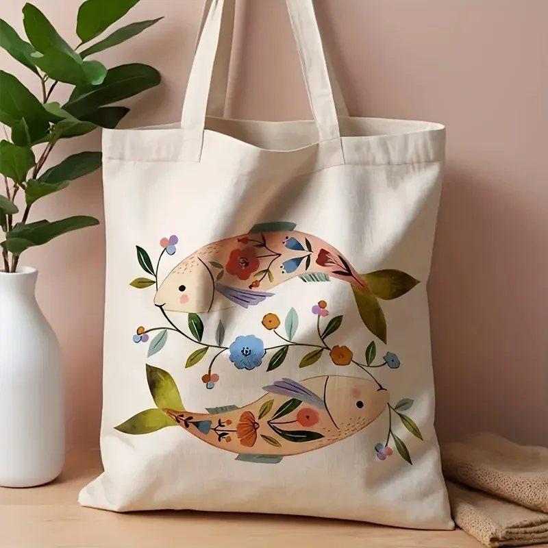 sac fourre-tout en forme de poisson koi aquarelle, motif artistique de poisson basse avec détails floraux, sac à bandoulière léger, adapté à la nature et à l'art
