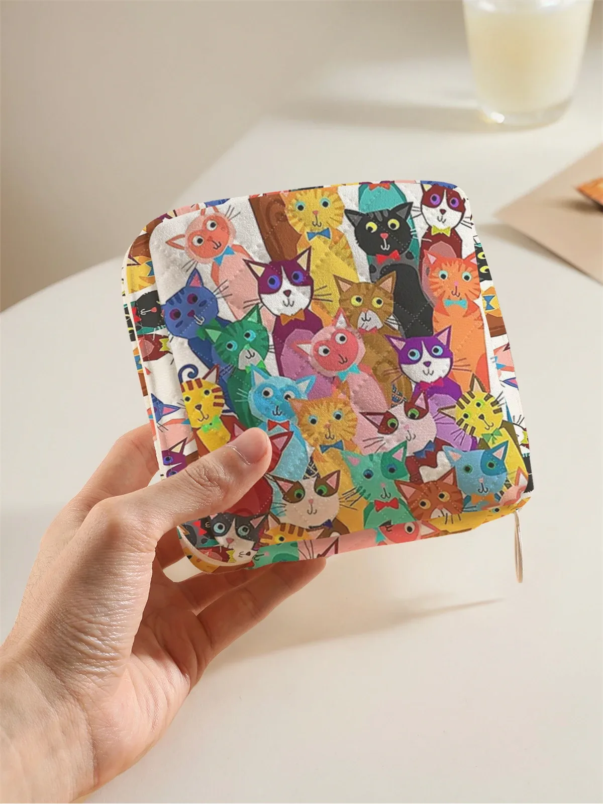 trousse polyester noir blanc motif géométrique smartphone poche rabat bouton pression voyage cosmétique maquillage sac portable
