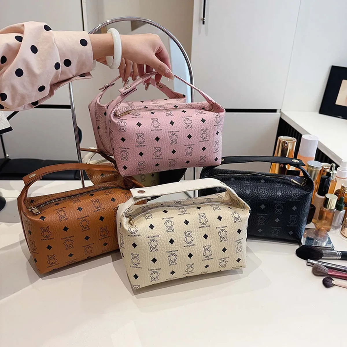 sacs de maquillage ours de dessin animé, nouveaux sacs de rangement portables de grande capacité, sacs de toilette tendance anti-éclaboussures et à la mode, vente en gros