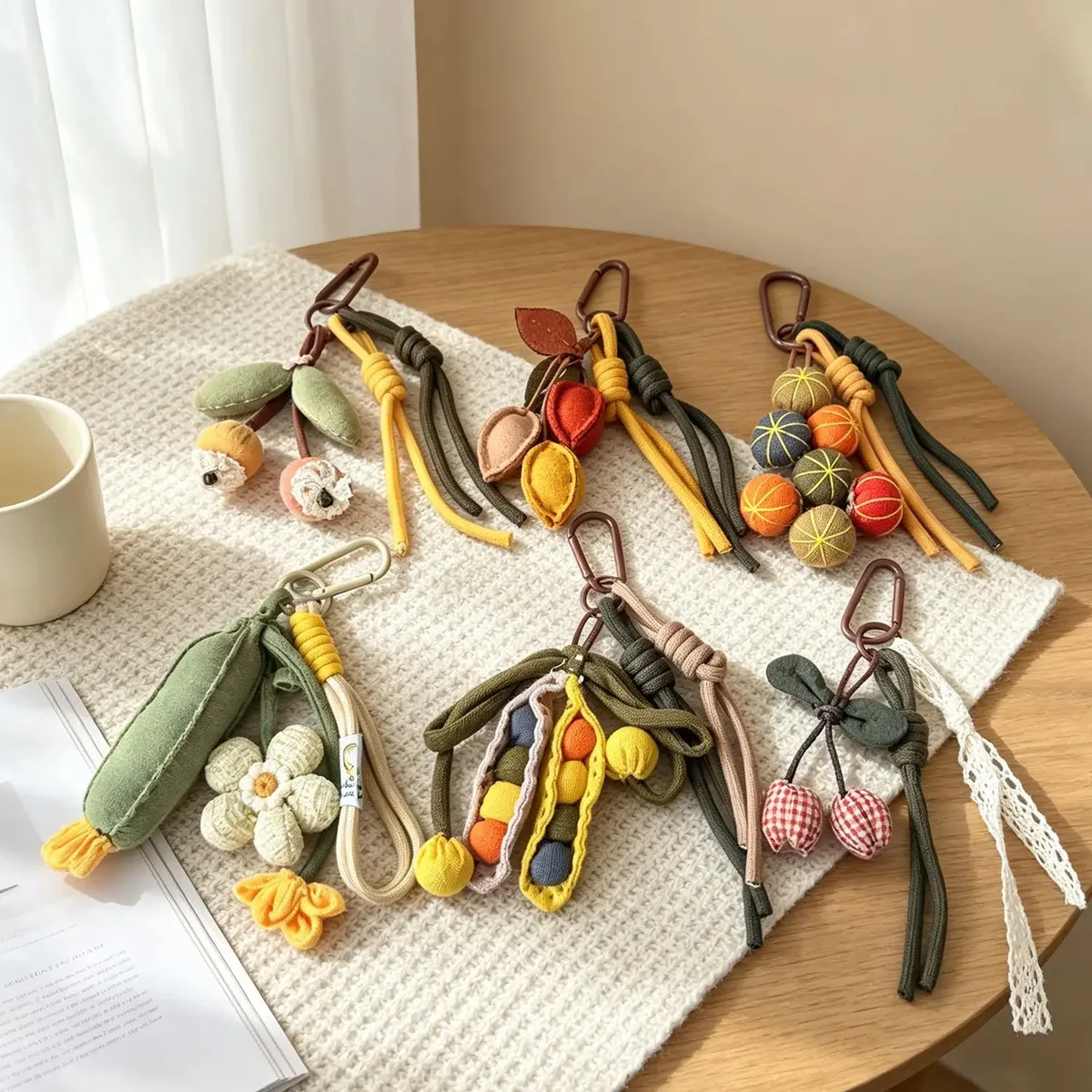 mignon porte-clés floral en tissu rembourré avec sangles en corde pour sacs à main, sacs fourre-tout, sacs à dos et décoration de sacs de tous les jours.