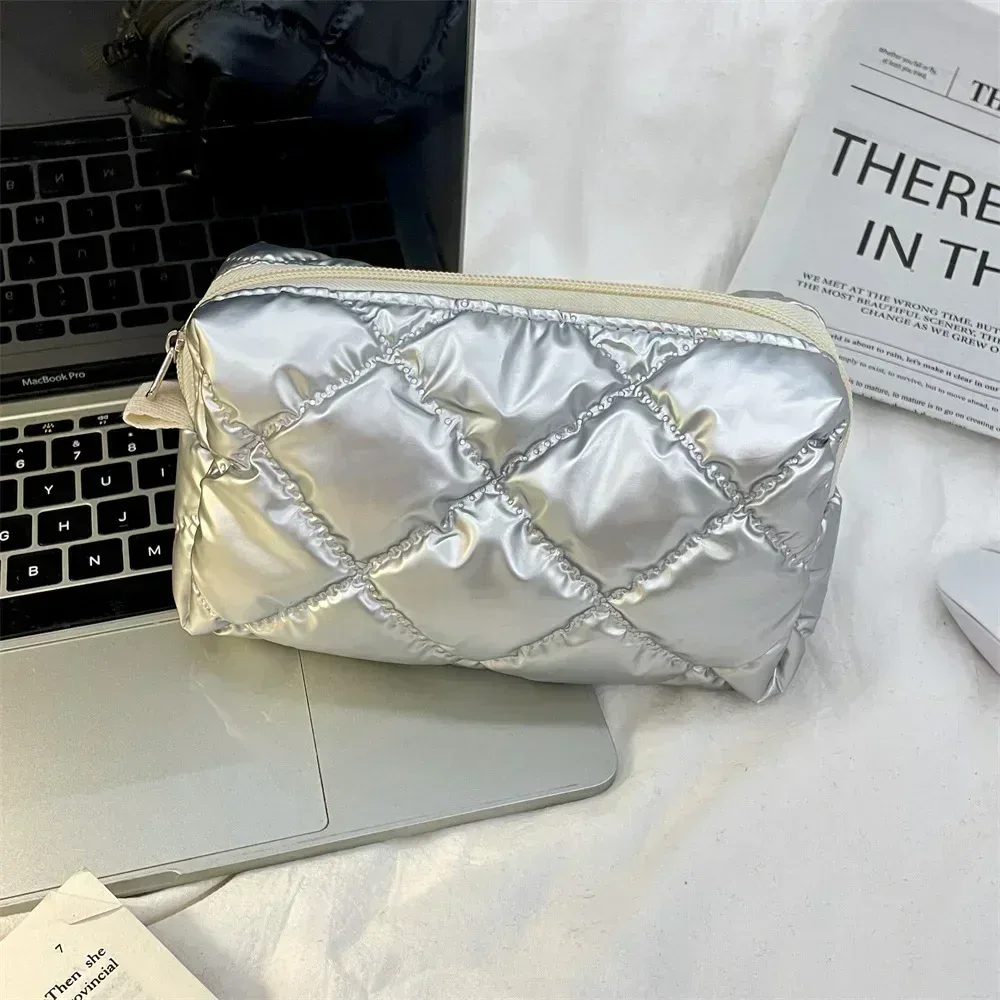 trousse toilette cosmétique matière unité centrale motif solide couleur argent format rectangulaire oreiller poche glissière usage voyage femmes