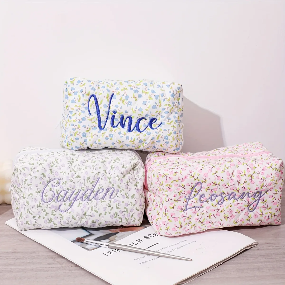 pochette de maquillage personnalisée avec un motif floral brodé, sac de toilette, trousse de toilette de voyage, idéale pour un cadeau de demoiselle d'honneur