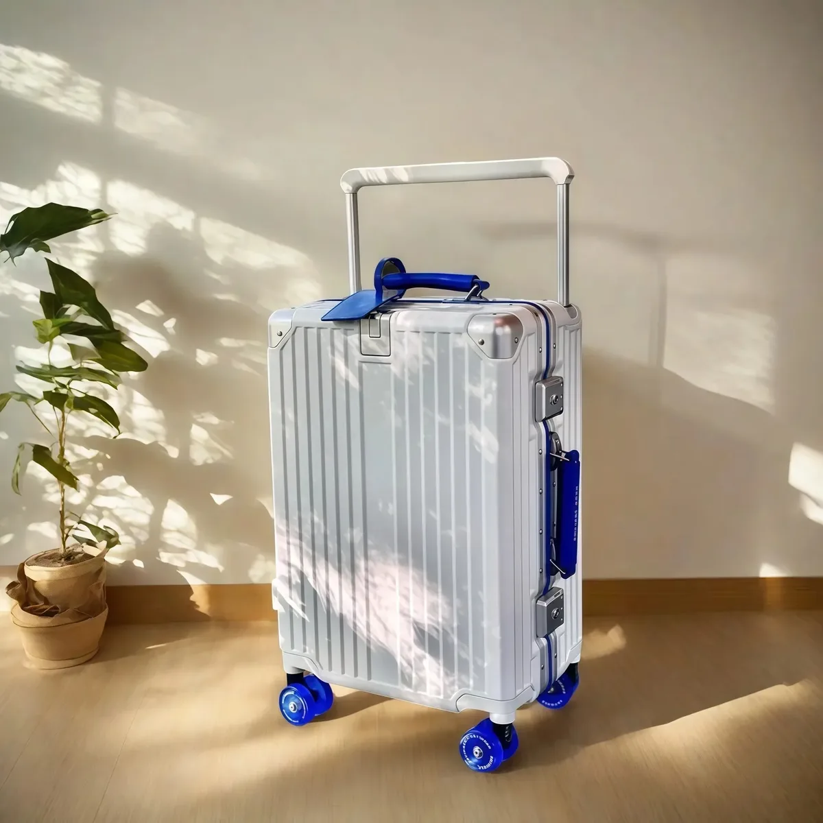 valise bagage roulant pc aluminium serrure tsa roues silencieuses poignées transport amovibles compartiments internes organisés usage voyage