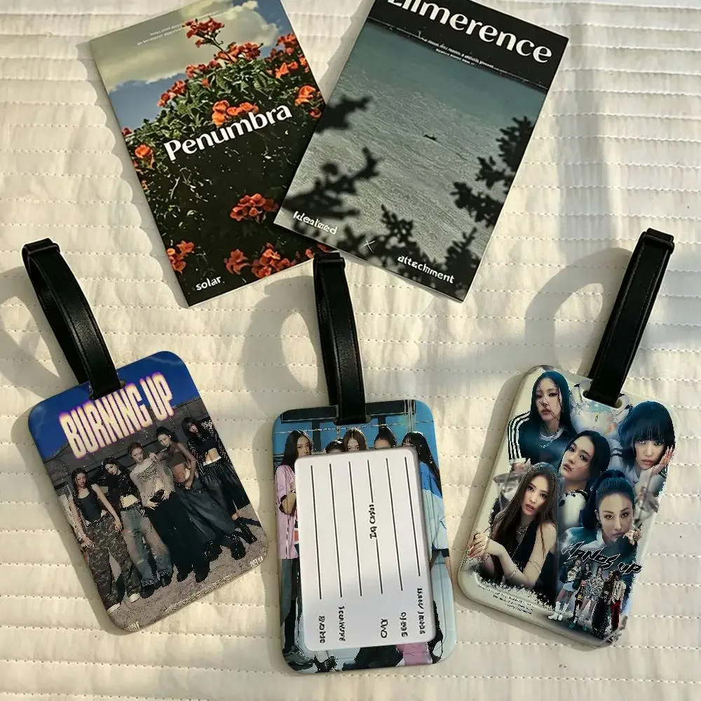 hot kpop girl m-meovvs étui de carte d'information imperméable en pvc, étiquette de bagage anti-perte pour valise et sac à main